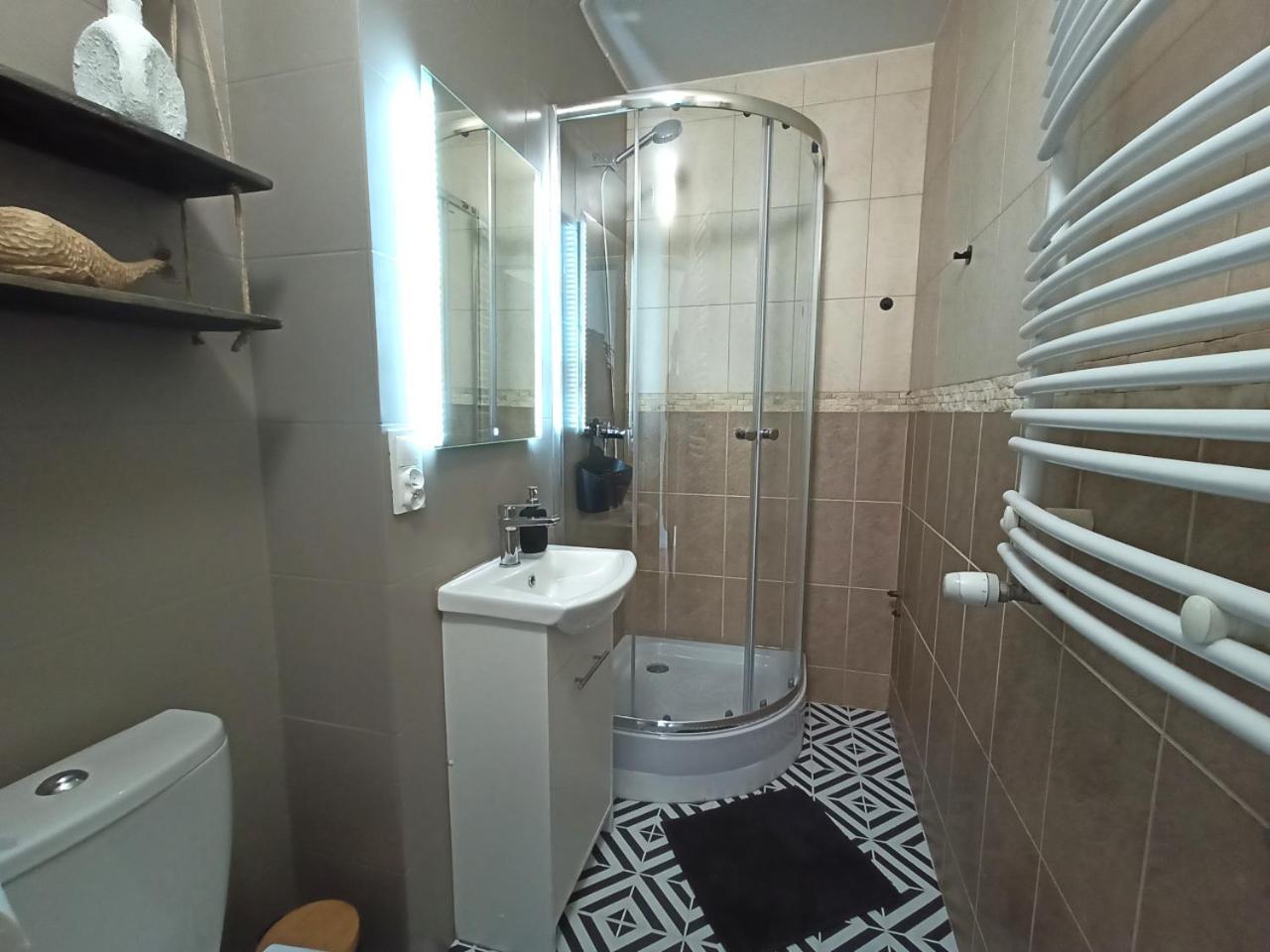 Lemuria Pokoje Hostel Chojnowska A Legnica Bagian luar foto