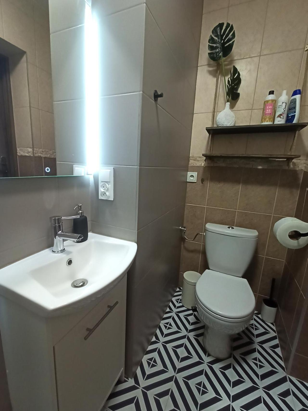 Lemuria Pokoje Hostel Chojnowska A Legnica Bagian luar foto