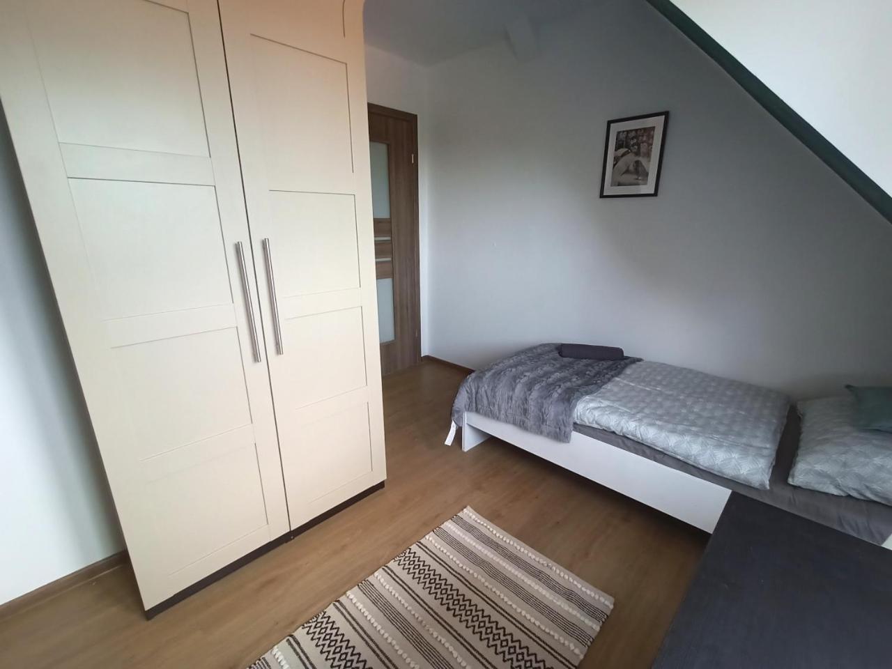 Lemuria Pokoje Hostel Chojnowska A Legnica Bagian luar foto