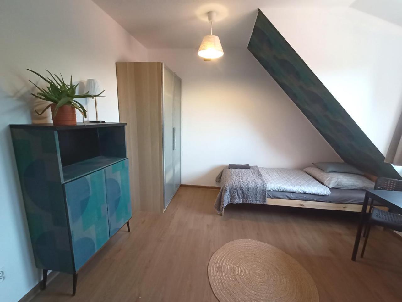 Lemuria Pokoje Hostel Chojnowska A Legnica Bagian luar foto